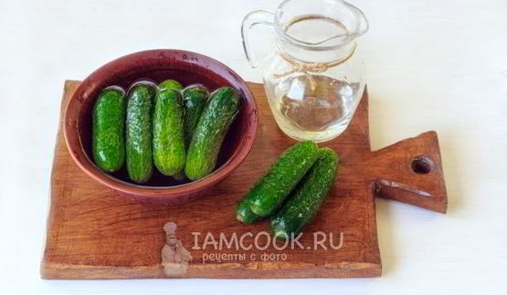 малосольные огурцы в пакете с чесноком
