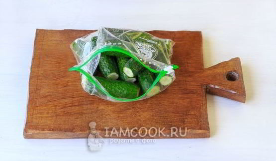 малосольные огурцы в пакете с чесноком