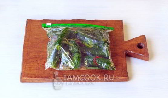 малосольные огурцы в пакете с чесноком