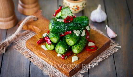 малосольные огурцы в пакете с чесноком