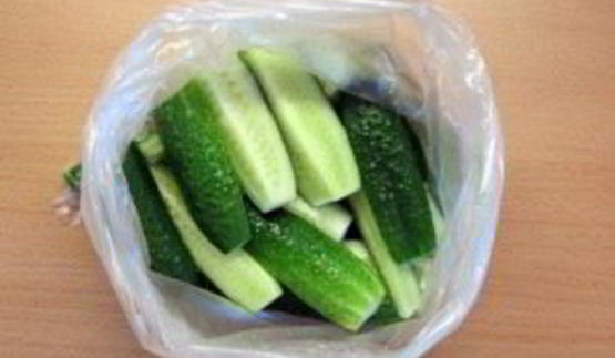 малосольные огурцы в пакете