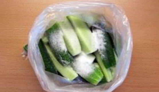 малосольные огурцы в пакете