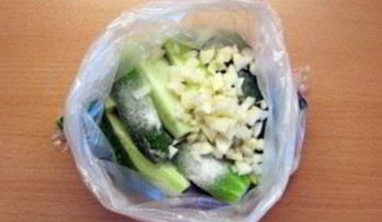 малосольные огурцы в пакете