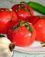 Малосольные помидоры с чесноком и зеленью