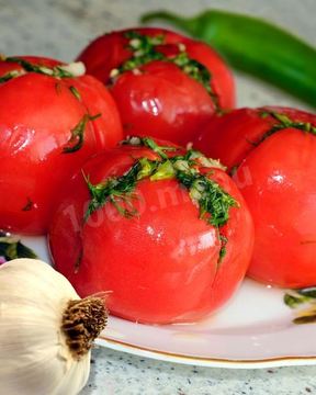 Малосольные помидоры с чесноком и зеленью