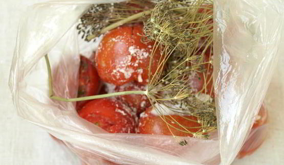 малосольные помидоры в пакете