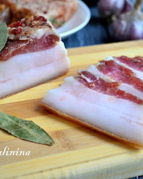 Сало соленое с чесноком и специями в пакете