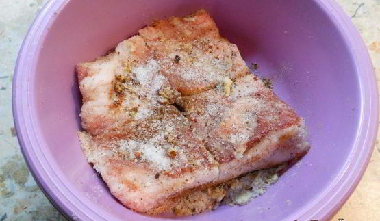 сало соленое с чесноком и специями в пакете