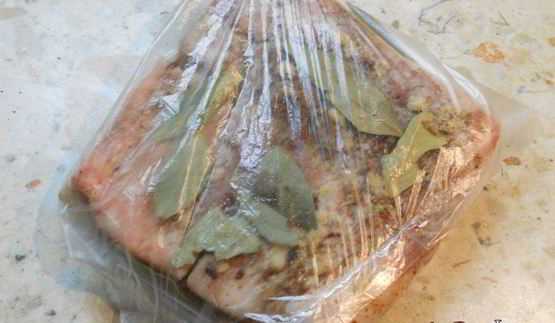 сало соленое с чесноком и специями в пакете