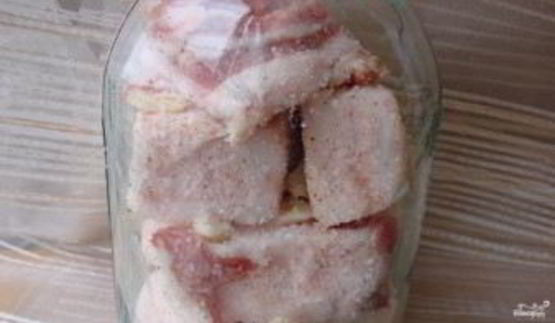 сало соленое с чесноком