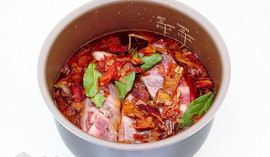 сало в луковой шелухе в мультиварке