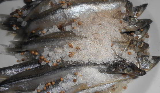 соленая мойва по-домашнему