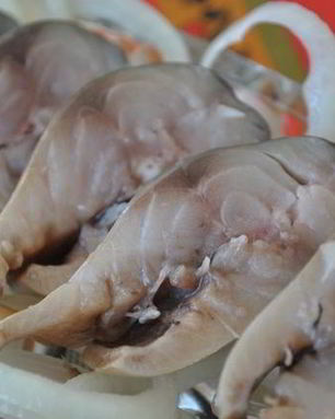 Соленая скумбрия с черносливом