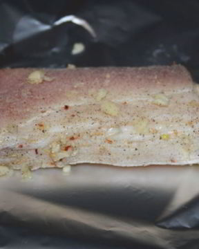 Вкусное домашнее сало с чесноком и белым перцем