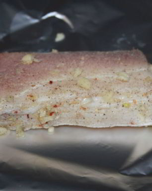 Вкусное домашнее сало с чесноком и белым перцем