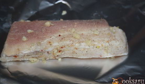 вкусное домашнее сало с чесноком и белым перцем