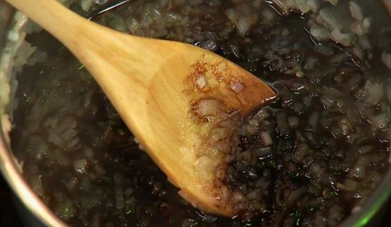 арбуз с козьим сыром и луковым вареньем