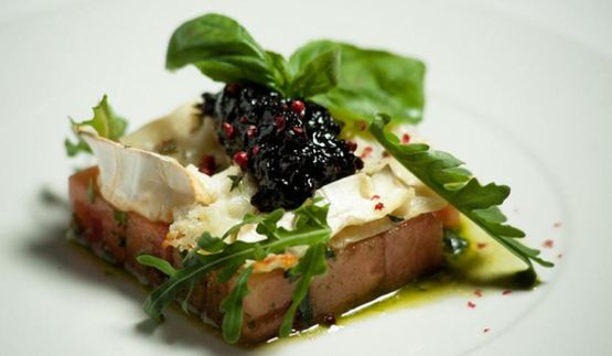 арбуз с козьим сыром и луковым вареньем