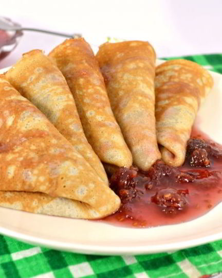 Рецепт блинчиков на молоке и малиновом варенье