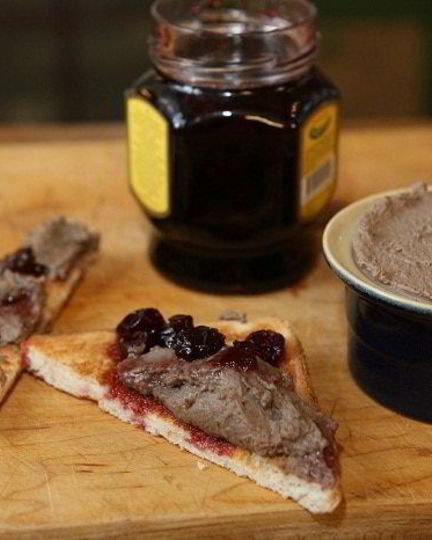 Рецепт тостов с вареньем и паштетом из куриной печенки