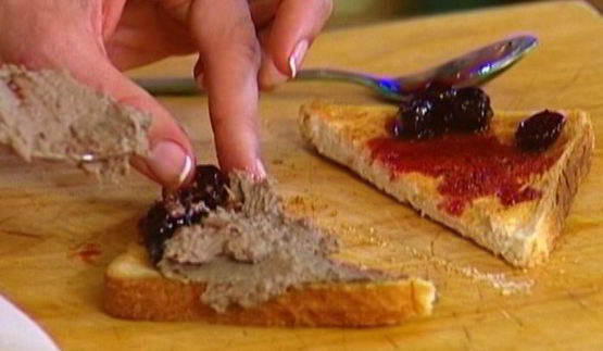 тосты с вареньем и паштетом из куриной печенки