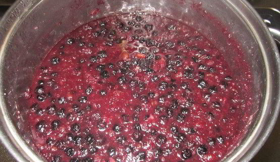 варенье из черноплодной рябины с орехами, яблоками и лимоном