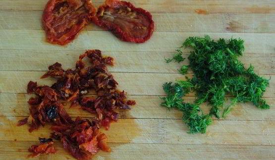 вяленые помидоры с сырными шариками