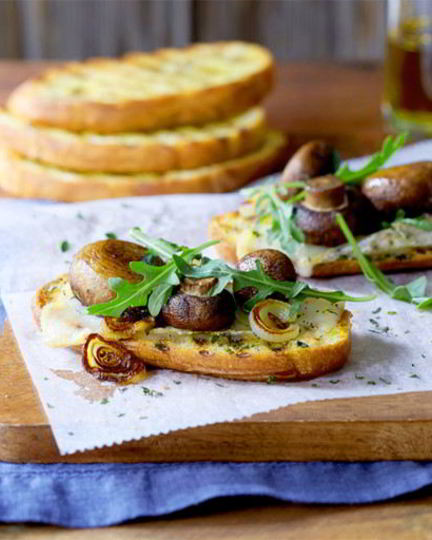 Рецепт брускетты с грибами, луком и соусом песто