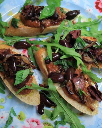 Рецепт брускетты с красной фасолью и сладким перцем