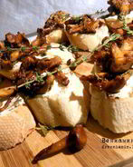 Брускетта с лисичками, тимьяном и розмарином