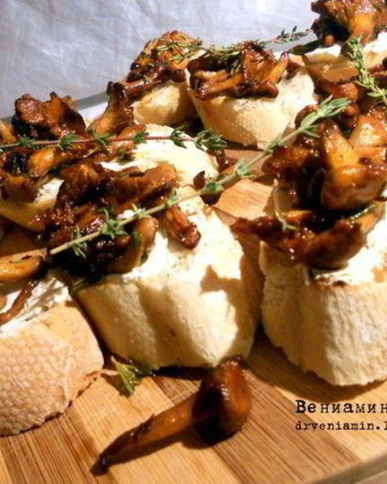 Рецепт брускетты с лисичками, тимьяном и розмарином