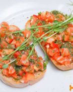 Брускетта с лососем