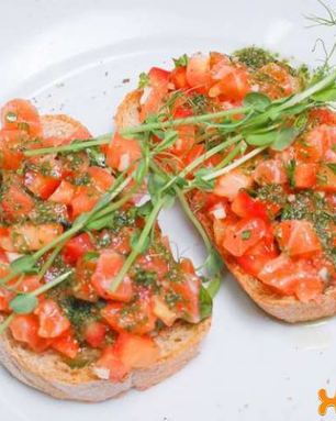 Брускетта с лососем