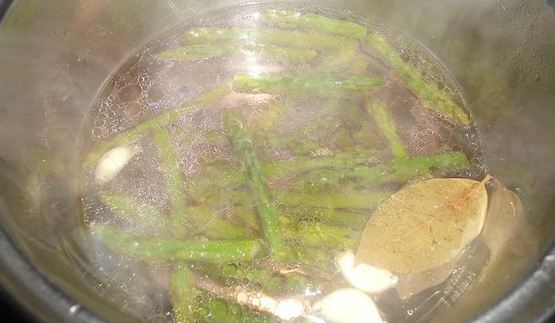 брускетта с маринованной спаржей