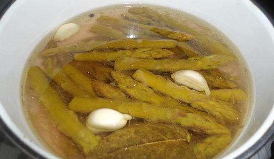 брускетта с маринованной спаржей