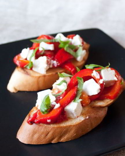 Рецепт брускетты с печеным перцем и фетой