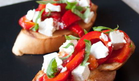 брускетта с печеным перцем и фетой