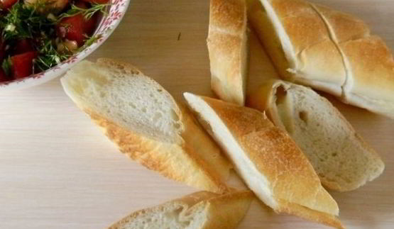 брускетта с помидорами и сыром