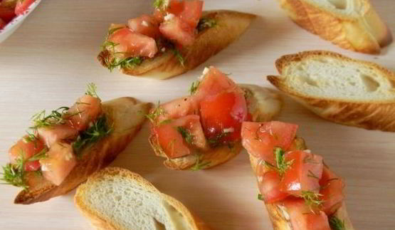 брускетта с помидорами и сыром