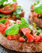 Брускетта с помидорами