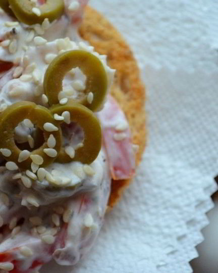 Рецепт брускетты с рыбой и томатами черри