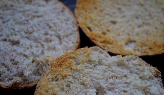 брускетта с рыбой и томатами черри