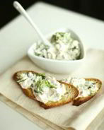 Брускетта с салатом из тунца