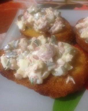 Брускетта с тунцом