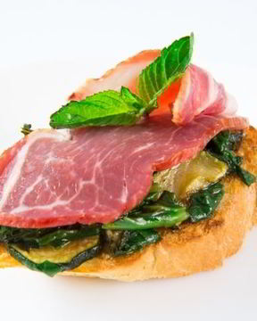 Брускетта с ветчиной