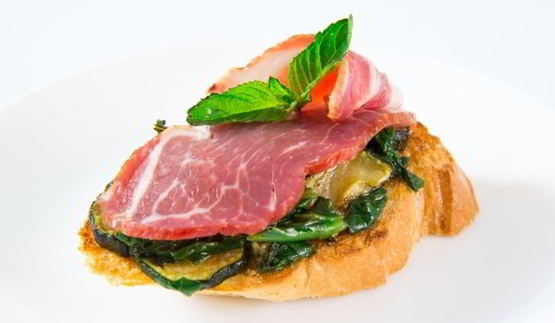 брускетта с ветчиной