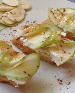 Брускетта с яблоком и бананом