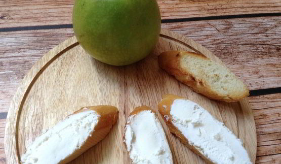 брускетта с яблоком и бананом