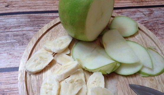 брускетта с яблоком и бананом