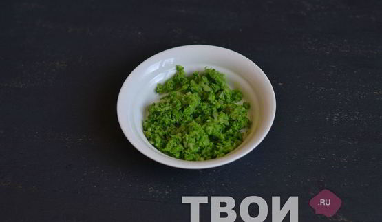 брускетта с зеленым горошком